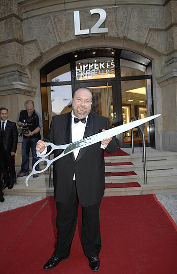 Wolfgang Lippert bei der Eröffnung seines Friseursalons "L2" an der Alten Börse