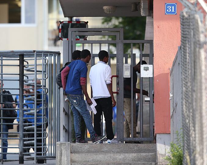 In der Nähe der Erstaufnahmeeinrichtung für Flüchtlinge in Zirndorf ist am Mittwoch ein Koffer explodiert.