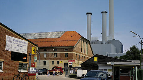 Die Trafohalle an der Hans-Preißinger-Straße mit dem Heizkraftwerk Süd im Hintergrund.