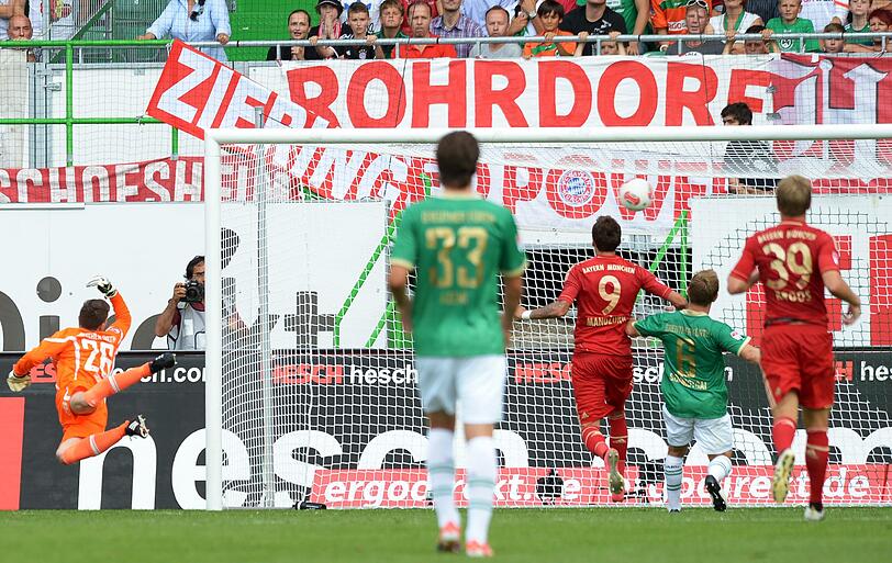 2012 spielte Greuther Fürth noch in der Bundesliga. Zum Auftakt kamen die Bayern und zerlegten das Kleeblatt deutlich mit 3:0. Für die Treffer sorgten Müller, Mandzukic und Kleine (Eigentor). Am Ende wird es die erfolgreichste Saison aller Zeiten, die am Ende mit dem Triple gekrönt wird.