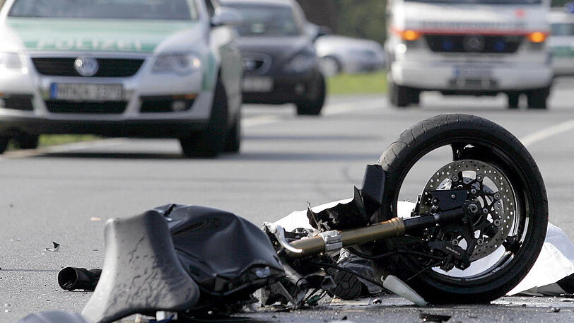 Immer wieder kommt es zu schwerwiegenden Unfällen mit Motorrädern auf Bayerns Straßen. (Symbolbild)