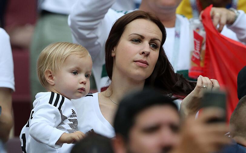 Jessica Kroos mit Tochter Amelie im WM-Stadion in Moskau
