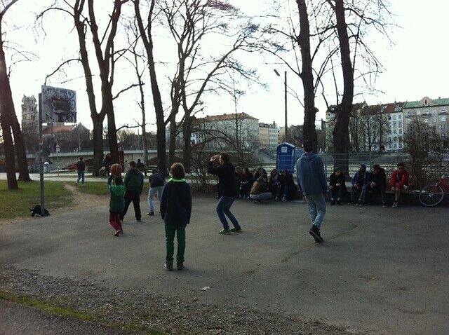 Endlich raus - hier treffen sich Jugendliche zum Basketballspielen in der Au.