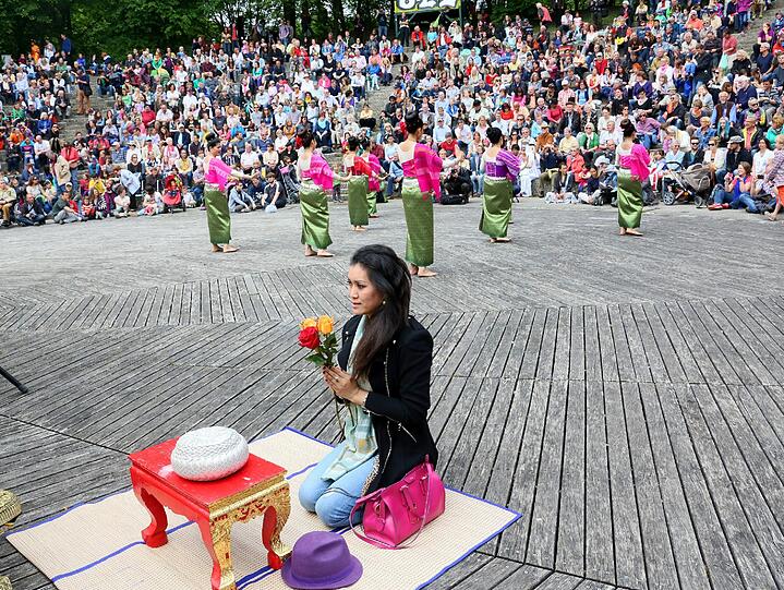 Rund um die Seebühne im Westpark trafen sich am Samstag tausende Münchner zu dem Fest. Vor der kleinen Bühne wurde gebetet.