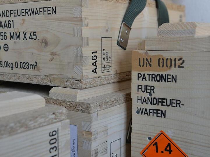 Kisten mit Patronen für Handfeuerwaffen.