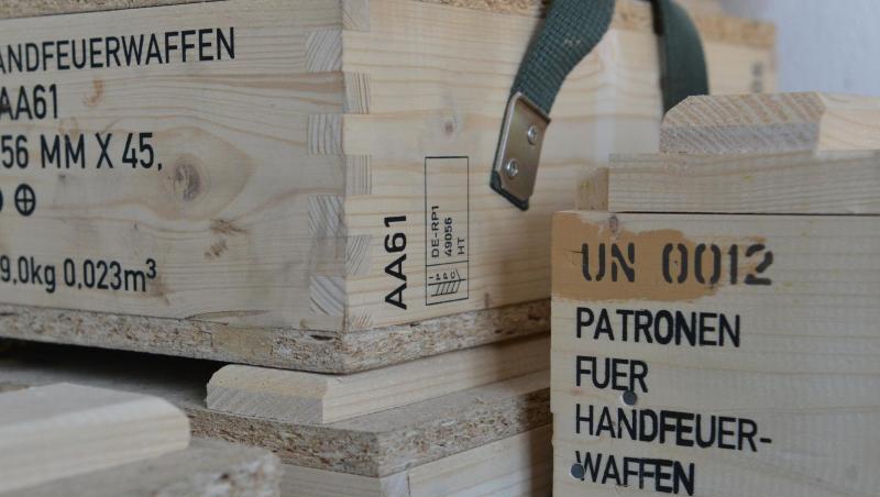 Kisten mit Patronen für Handfeuerwaffen. Kisten mit Patronen für Handfeuerwaffen.