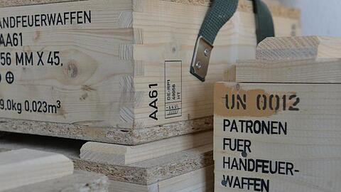 Kisten mit Patronen für Handfeuerwaffen.