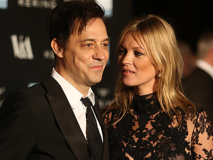 Kate Moss in transparentem schwarzen Kleidchen an der Seite von Ehemann Jamie Hince