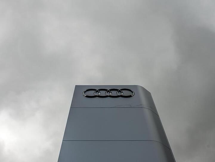 Eine Säule mit Audi-Ringen steht vor dem Audi-Werk in Ingolstadt. Foto: Armin Weigel/dpa/Archivbild
