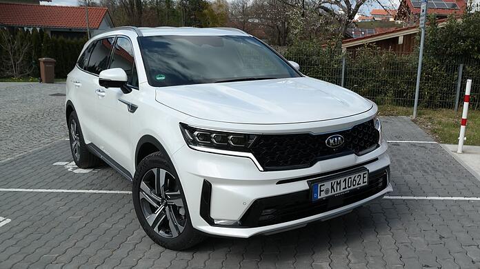 Der Kia Sorento bietet auf  4,81 Metern Länge bis zu sieben Sitzplätze oder ein Kofferraum-Volumen von maximal 2.077 Litern.
