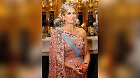 Königin Máxima mit ihrem asymmetrischen Kleid im königlichen Palast in Schweden.