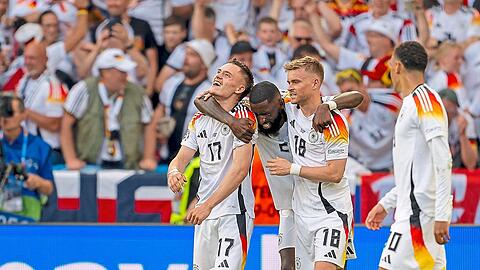 Wir sind wieder wer: Bundestrainer Julian Nagelsmann kann stolz auf das Kalenderjahr zurückblicken, in dem ihm und den Nationalspielern um (v.l.) Florian Wirtz, Antonio Rüdiger, Maximilian Mittelstädt und Jamal Musiala die sportliche, aber auch - und das mag vielleicht sogar der noch wichtigere Faktor sein - die emotionale Wiederauferstehung des DFB-Teams gelang