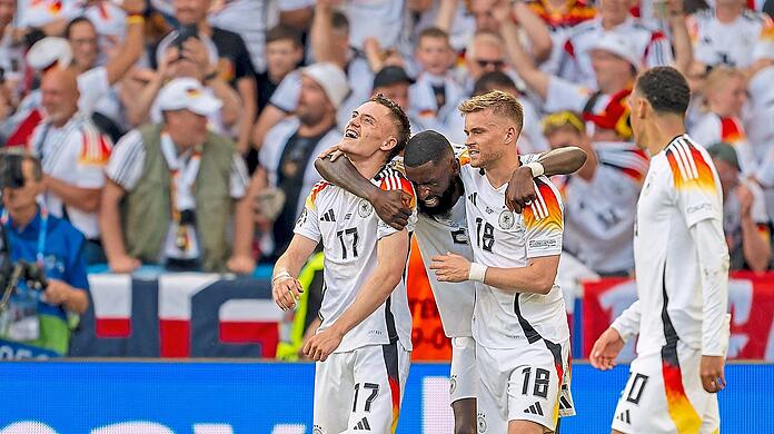 Wir sind wieder wer: Bundestrainer Julian Nagelsmann kann stolz auf das Kalenderjahr zurückblicken, in dem ihm und den Nationalspielern um (v.l.) Florian Wirtz, Antonio Rüdiger, Maximilian Mittelstädt und Jamal Musiala die sportliche, aber auch - und das mag vielleicht sogar der noch wichtigere Faktor sein - die emotionale Wiederauferstehung des DFB-Teams gelang