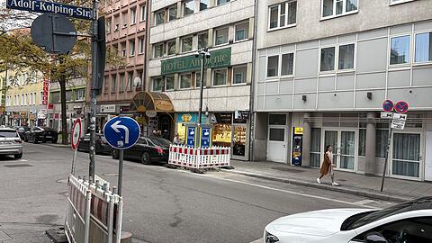 Eine der beiden Vidotürme an der Kreuzung der Schiller- und der Adolf-Kolpingstraße hat den Überfall aufgezeichnet.