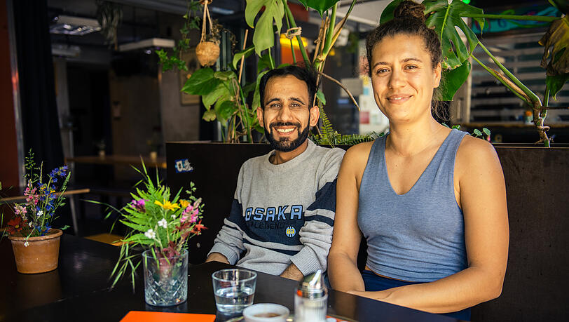 Mitbetreiberin Emelie Ramsperger (r.) und Chefkoch Jan Kamaludin im Komitee in der Gabelsbergerstra&szlig;e.