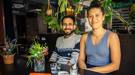 Mitbetreiberin Emelie Ramsperger (r.) und Chefkoch Jan Kamaludin im Komitee in der Gabelsbergerstra&szlig;e.