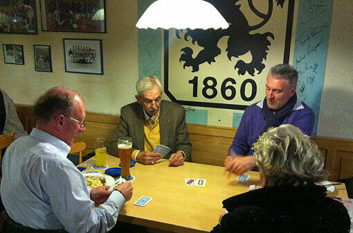 Dieter Schneider beim Schafkopfen mit Christl Estermann und seinen Vizes Franz Maget und Wolfgang Hauner.