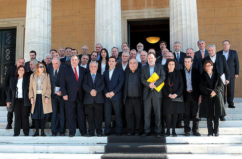 Der griechische Ministerpräsident Tsipras (m.) mit Mitgliedern seiner Regierung.