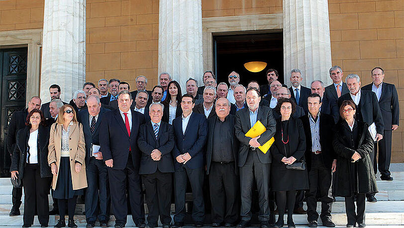 Der griechische Ministerpräsident Tsipras (m.) mit Mitgliedern seiner Regierung. Der griechische Ministerpräsident Tsipras (m.) mit Mitgliedern seiner Regierung.
