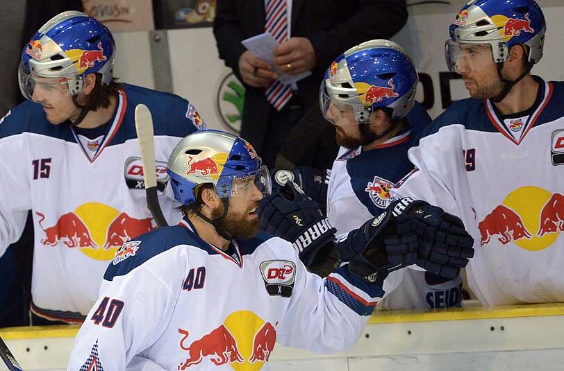 Münchens Daniel Sparre (vorn) bejubelt sein Tor gegen die Grizzly Adams Wolfsburg mit Teamkollege Francois Methot. Am Ende scheiterte der EHC im Play-off-Viertelfinale.