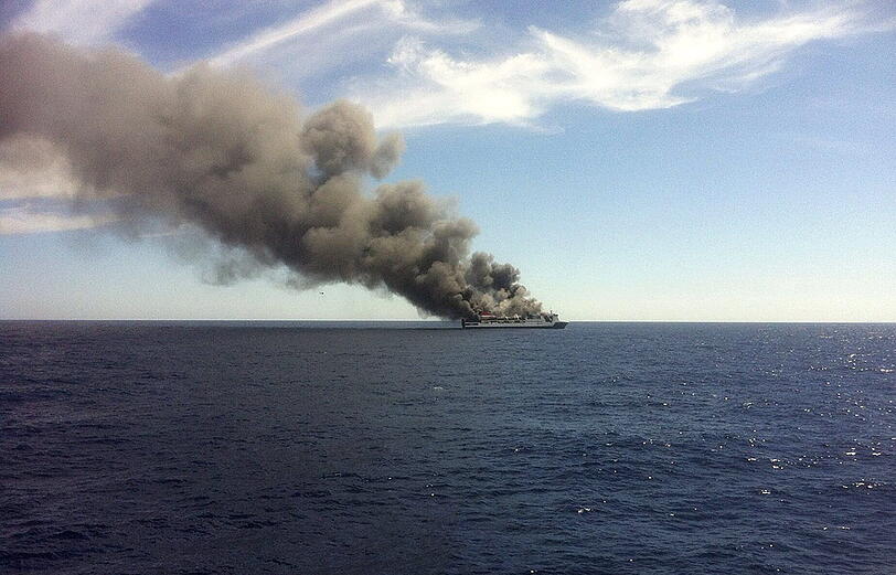Rauchsäulen von der "Sorrento": Auf der spanische Fähre brach am Dienstagnachmittag ein Feuer aus.