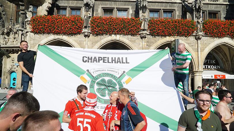 Auf dem Marienplatz feiern bereits die Celtic-Fans.
