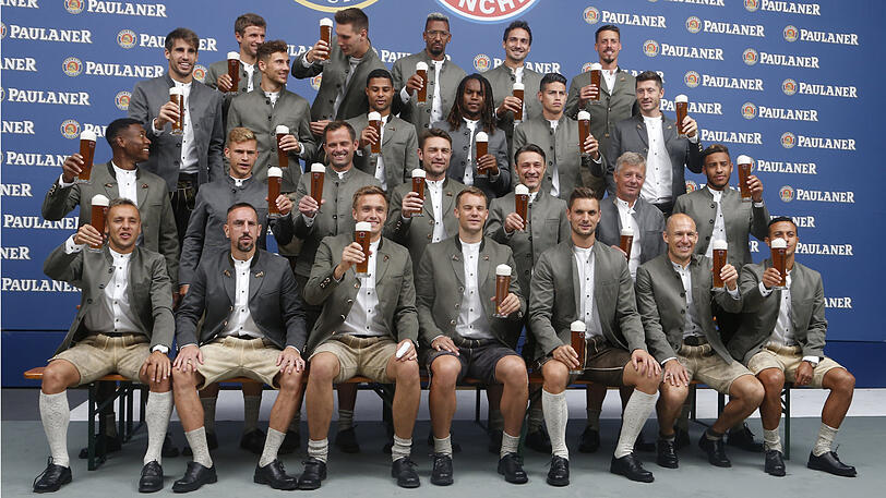Zünftig in Lederhosen und Janker - die Bayern-Spieler beim traditionellen Wiesn-Shooting.