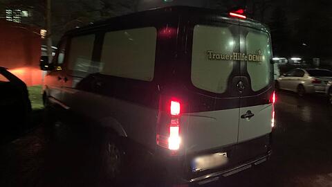 Die Polizei durchsuchte die Wohnung und fand die Leiche der Frau.
