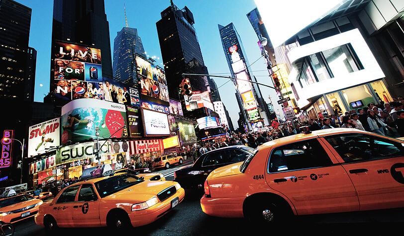 Auch die Reklame gehört zu den &bdquo;bedeutsamen Belanglosigkeiten&ldquo; der Stadt. Oft stört sie, am New Yorker Times Square gehört sie dazu.