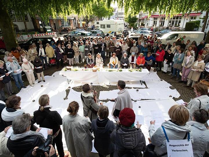 Dutzende Frauen und einige Männer haben sich in Münster zu einem Gottesdienst unter freiem Himmel versammelt.