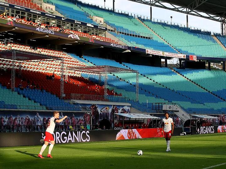 Die Fußball-Bundesliga hat ihre Saison ohne Stadionzuschauer fortgesetzt.