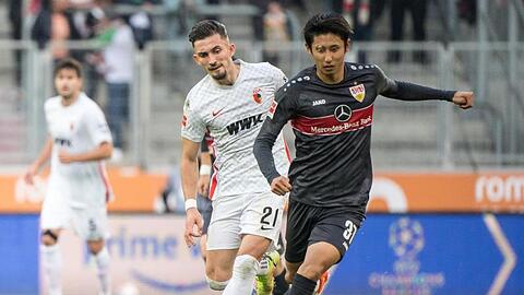 Andi Zeqiri von Augsburg (l) und Hiroki Ito von Stuttgart im Zweikampf um den Ball.