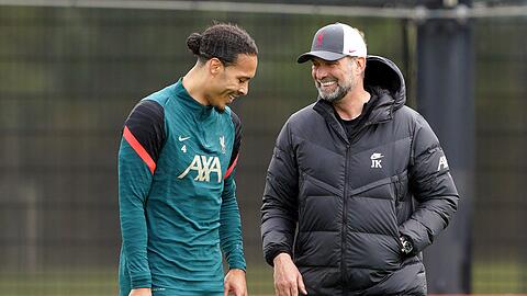 Liverpool-Trainer Jürgen Klopp (r) beim Training im Gespräch mit Virgil van Dijk.