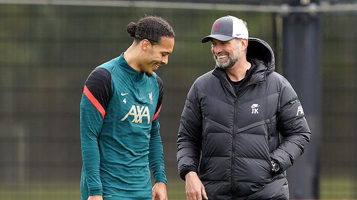 Liverpool-Trainer Jürgen Klopp (r) beim Training im Gespräch mit Virgil van Dijk.