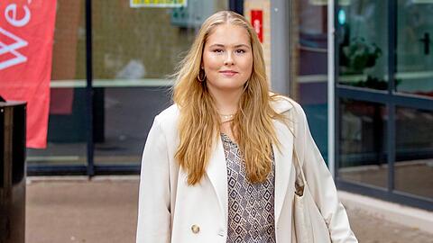 Kronprinzessin Amalia ist nun Studentin. Vor der Universität in Amsterdam lächelte sie für die Fotografen.