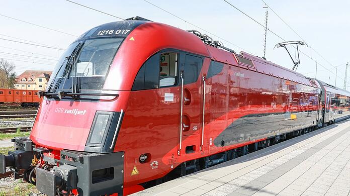 Von außen sofort als Railjet erkennbar: Die neuen Züge erinnern an die alten, die schon lange von München in Richtung Wien und Budapest verkehren.