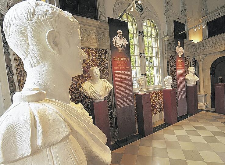 Von der Stadt in Auftrag gegeben: Neue Kaiserbüsten.
