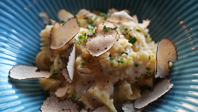Zweiter Gang: Jacobs Trüffelpasta – schwarzer Trüffel & Trüffelschaum, Parmesancrumble Zweiter Gang: Jacobs Trüffelpasta – schwarzer Trüffel & Trüffelschaum, Parmesancrumble