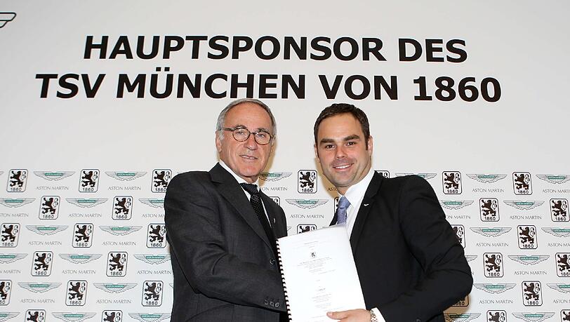 Löwen-Geschäftsführer Robert Schäfer (r.) und Aston-Martin-Vorstandsboss Dr. Ulrich Bez präsentierten in der Allianz Arena die Vereinbarung. Löwen-Geschäftsführer Robert Schäfer (r.) und Aston-Martin-Vorstandsboss Dr. Ulrich Bez präsentierten in der Allianz Arena die Vereinbarung.