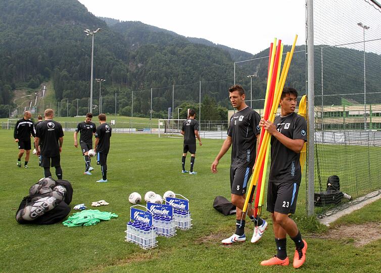 Erste Trainingseinheit der Löwen auf dem Sportplatz von Wörgl.