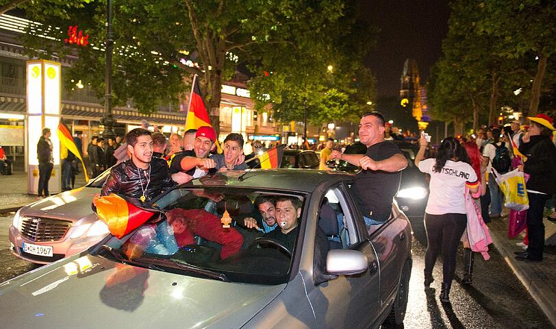 So feiern die Fans nach dem Public Viewing den WM-Titel.