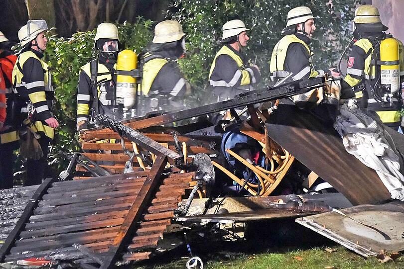 In einem neungeschossigen Wohnblock im Stadtteil Forstenried musste die Feuerwehr in der Nacht einen ausgedehnten Kellerbrand löschen. Ein Mann
erlitt eine Rauchgasvergiftung und wurde zur Behandlung in ein Krankenhaus gebracht.