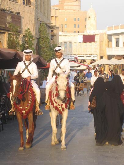 Doha: Im Souk patroulliert die Polizei hoch zu Ross.