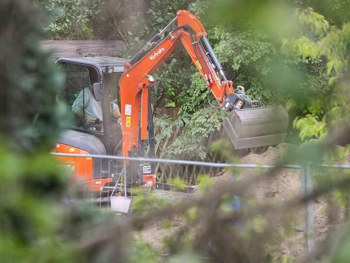 Bei dem Polizeieinsatz in der Kleingartenanlage in der Region Hannover kam auch ein Bagger zum Einsatz.