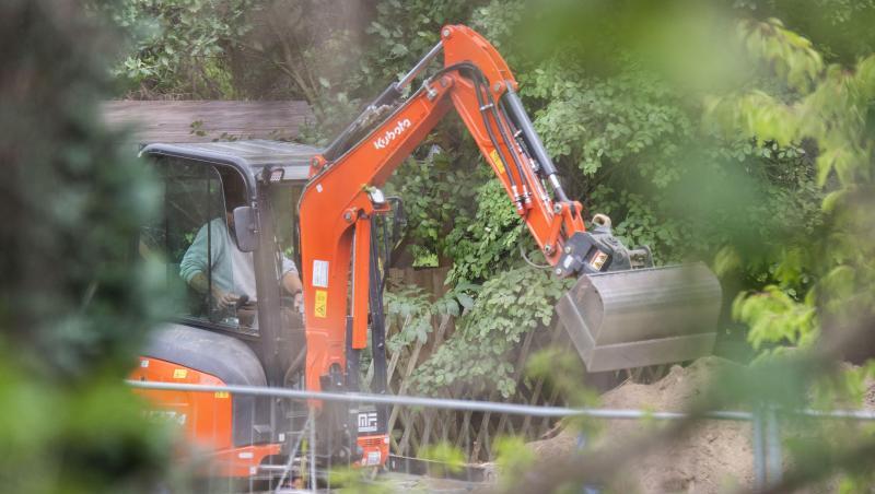 Bei dem Polizeieinsatz in der Kleingartenanlage in der Region Hannover kam auch ein Bagger zum Einsatz. Bei dem Polizeieinsatz in der Kleingartenanlage in der Region Hannover kam auch ein Bagger zum Einsatz.