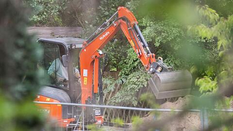 Bei dem Polizeieinsatz in der Kleingartenanlage in der Region Hannover kam auch ein Bagger zum Einsatz.
