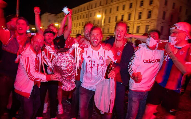 Die Freude bei den Bayern-Fans kennt nach dem Triple-Sieg keine Grenzen - klicken Sie sich durch die Bilder von der Party in der Landeshauptstadt.