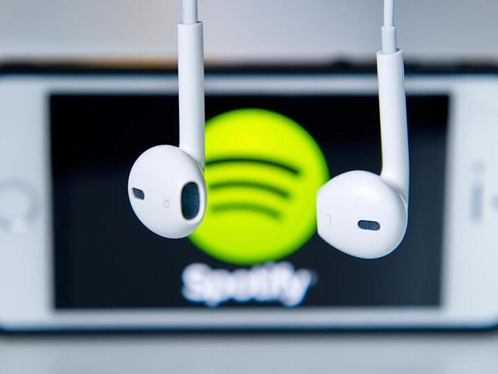 Spotify auf dem iPhone: Musikstreaming-Anbieter sind schon lange unzufrieden damit, dass sie einen Teil der Abo-Erlöse an Apple abgeben müssen.
