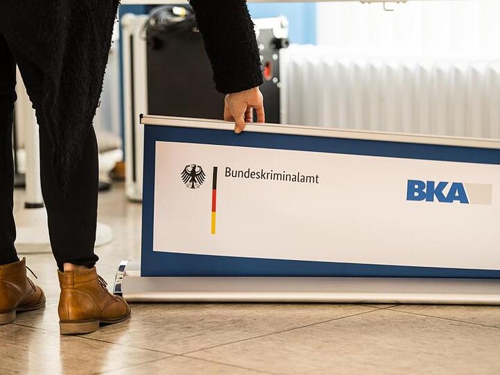 Eine BKA-Mitarbeiterin lässt das &bdquo;Rollup&ldquo; herunter. Foto: Andreas Arnold/dpa/Archivbild
