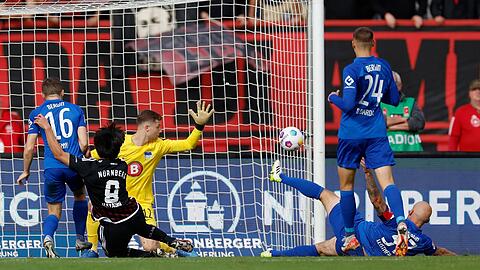Herthas Toni Leistner (r) erzielt ein Eigentor zum 2:1.